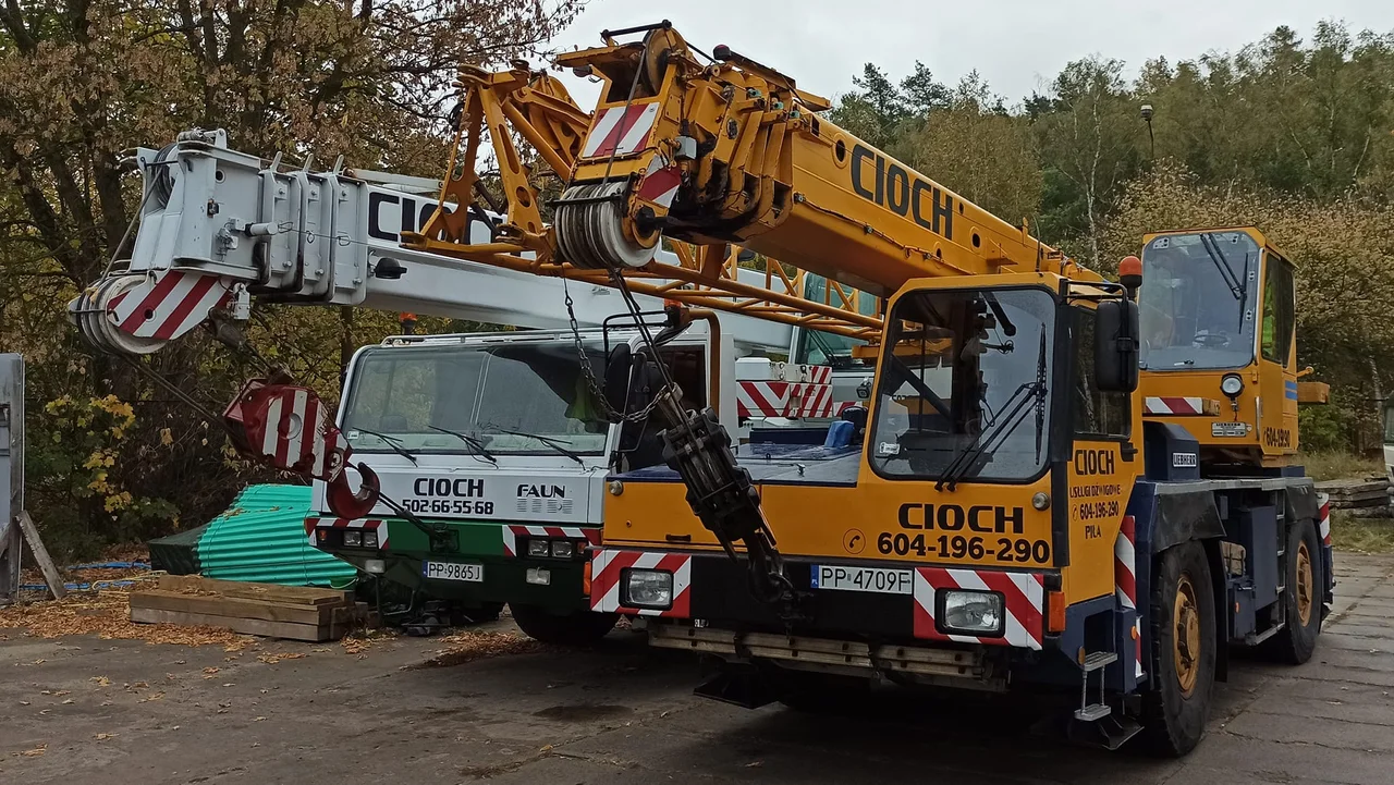Dwa dźwigi firmy CIOCH: Liebherr i Faun