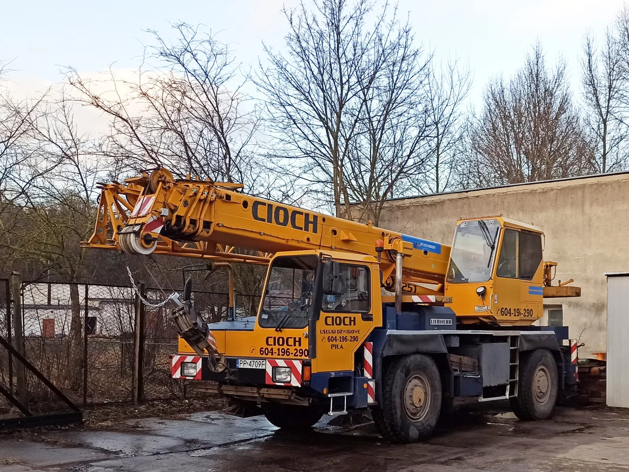 Żółty dźwig Liebherr LTM 1025 firmy CIOCH