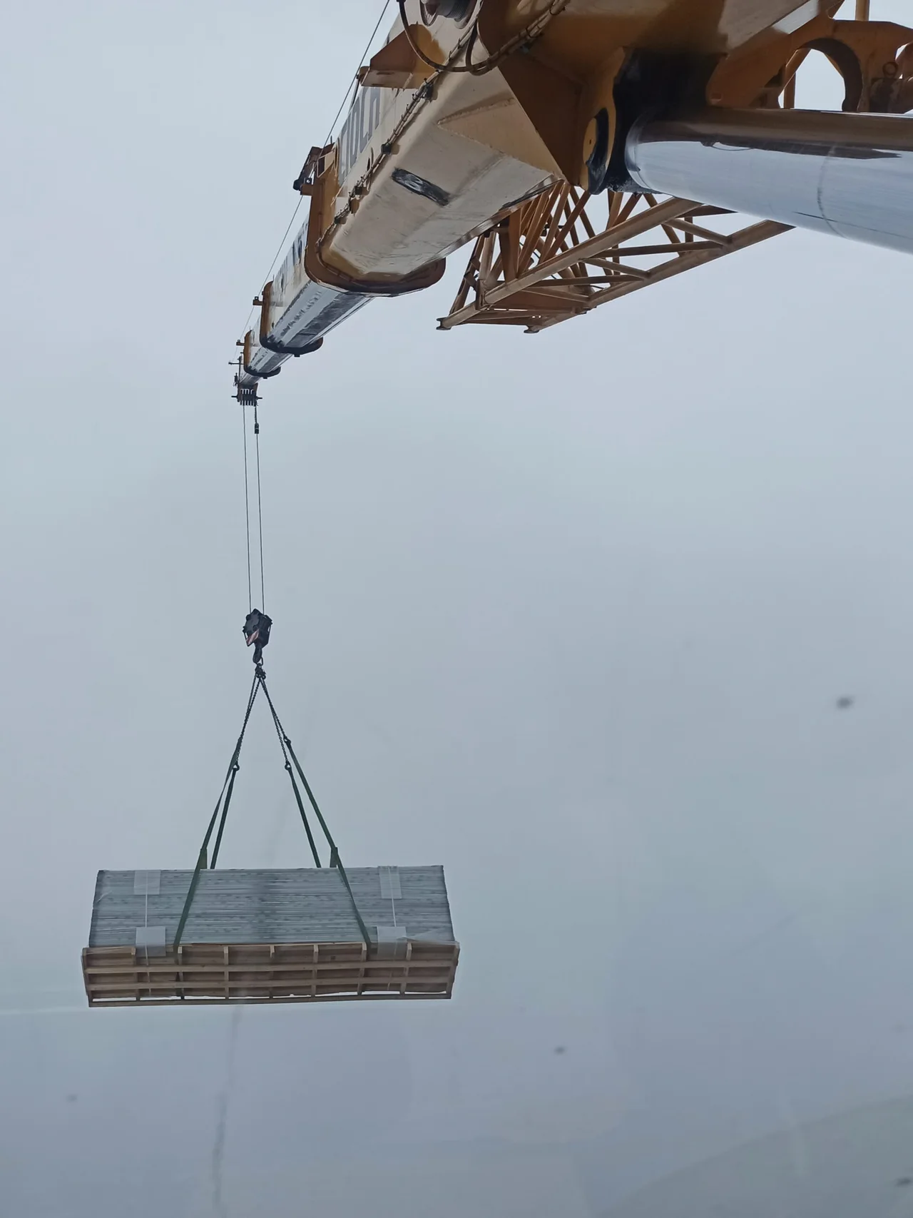 Betonowy prefabrykat zawieszony na haku dźwigu